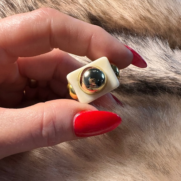 Retro Vanilla Gold Bubble Resin Statement Ring - Picture 4 of 6